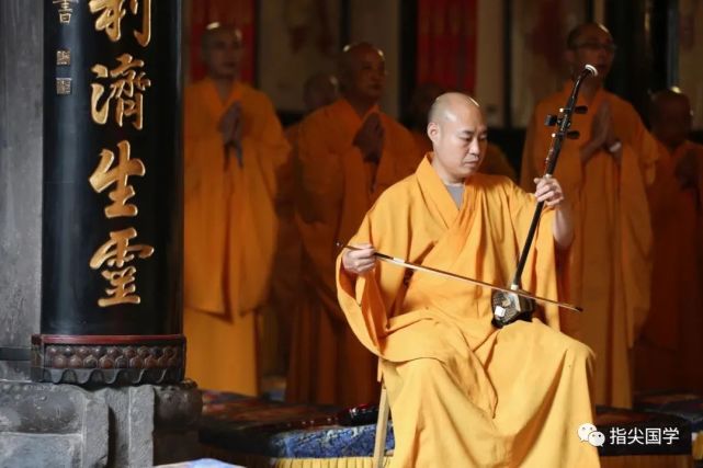 文殊院每年坚持举办的"佛诞晚会"是自1993年始,由宽霖发起创办,宗性