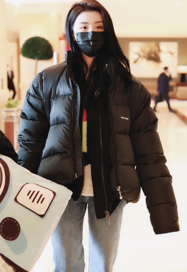赵小棠上班私服黑色羽绒服搭配浅色牛仔裤低调酷帅