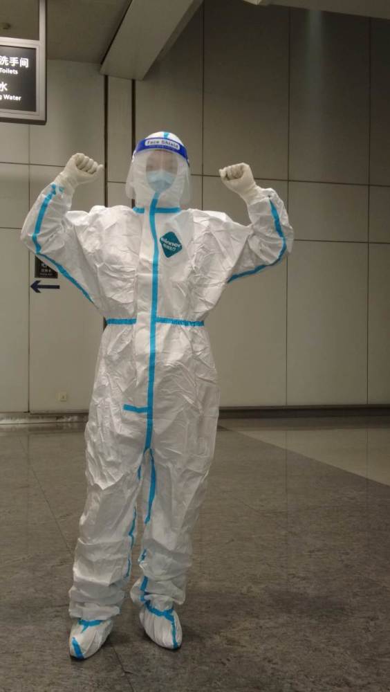 新春走基层穿一身防护服就像蒸一次桑拿机场接机员总要有人做这个工作