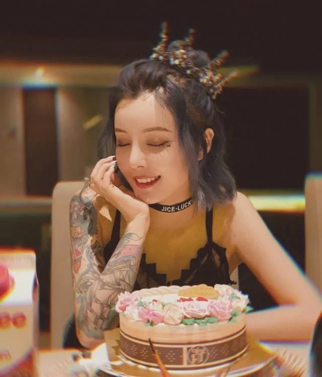 王思聪疑新女朋友庆生在杭州豪宅19岁生日19个蛋糕依旧很甜