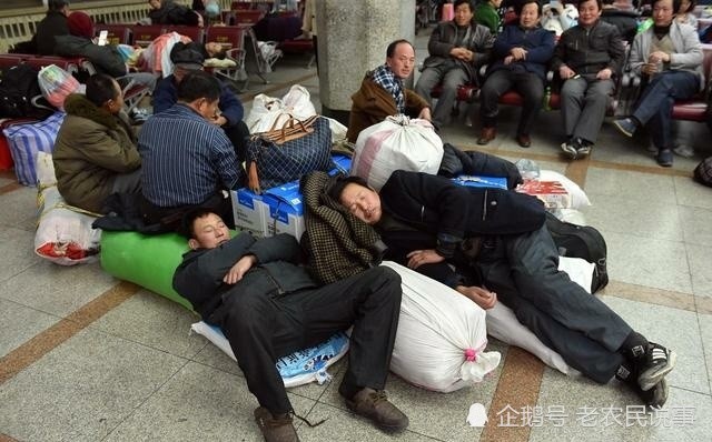 朋友笑着说:穷人怕别人知道自己穷,源于内心自卑;富人不怕别人知道