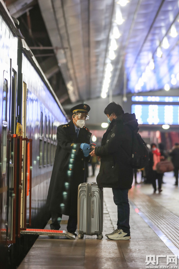 2021年春运开启 北京发出首趟列车
