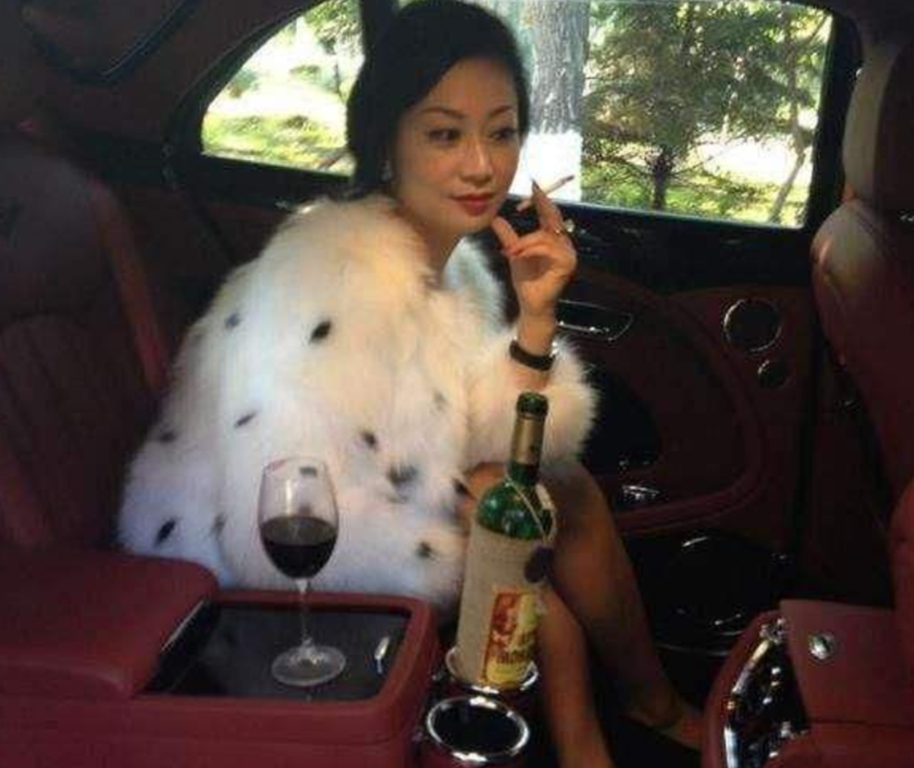 51岁富婆抱怨没人陪,开劳斯莱斯跑滴滴,小伙:对不起不敢坐