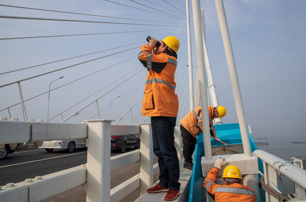 关注春运昼夜巡检守护大桥安全