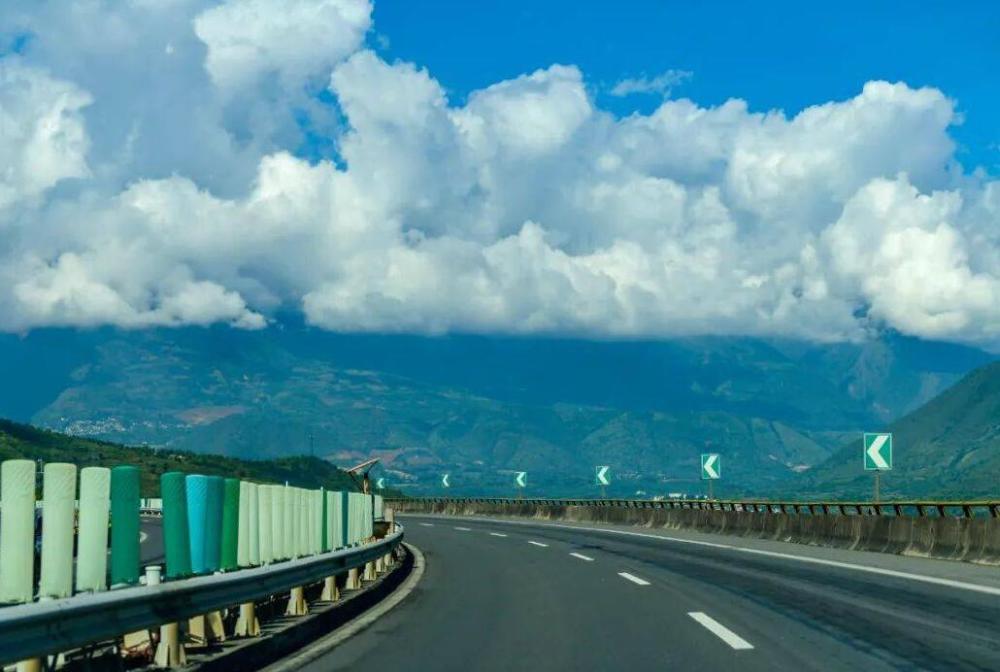 雲南在擴容的高速公路,擴容至雙向六車道,強化省會昆明的首位度_騰訊