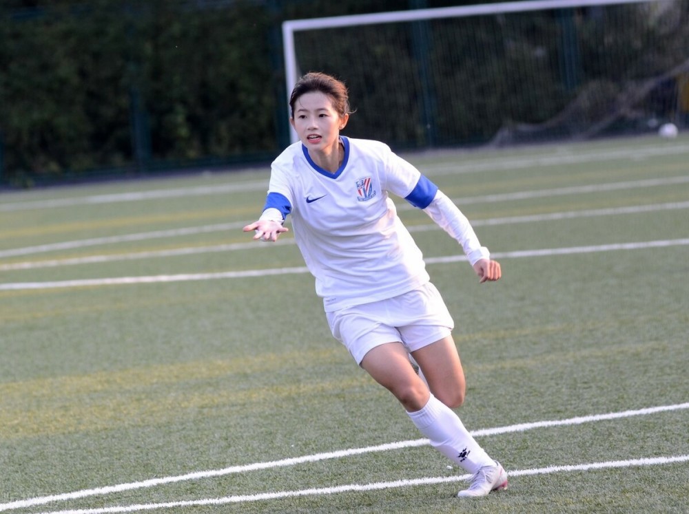 而是不太喜欢在叶导手下踢球,认为在她的执教下熊熙太过压抑