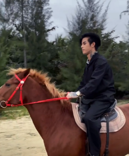 殷世航拒不承认身高1米5看到骑马时穿的鞋子怎么不去踩高跷呢