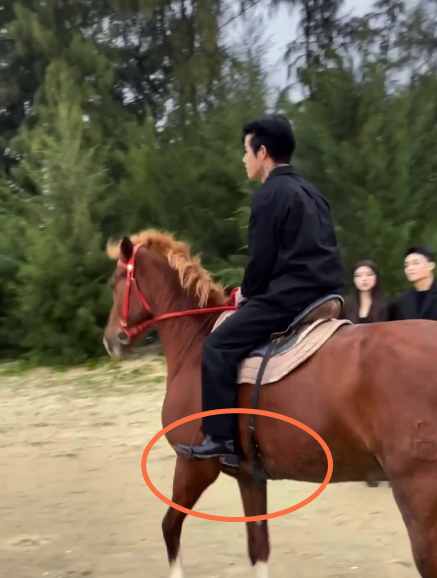 殷世航拒不承认身高1米5看到骑马时穿的鞋子怎么不去踩高跷呢