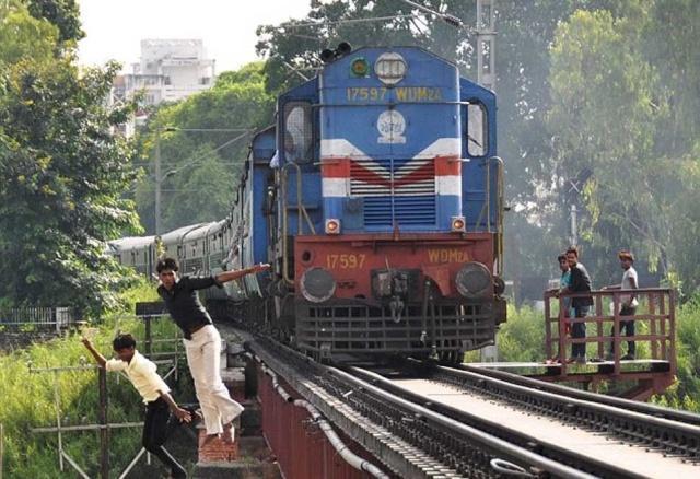 印度火车真的都挤满了人?印度最真实的火车样貌,你敢相信吗?