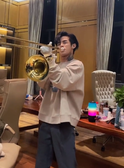 殷世航拒不承认身高1米5看到骑马时穿的鞋子怎么不去踩高跷呢