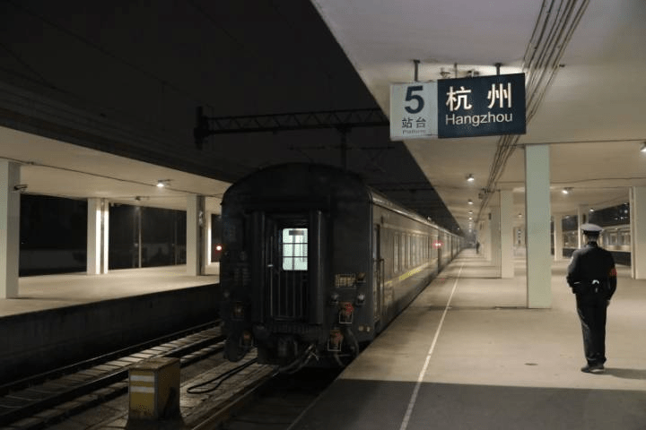 记者直击春运杭州首趟增开列车今年回家的旅客多了几分纠结