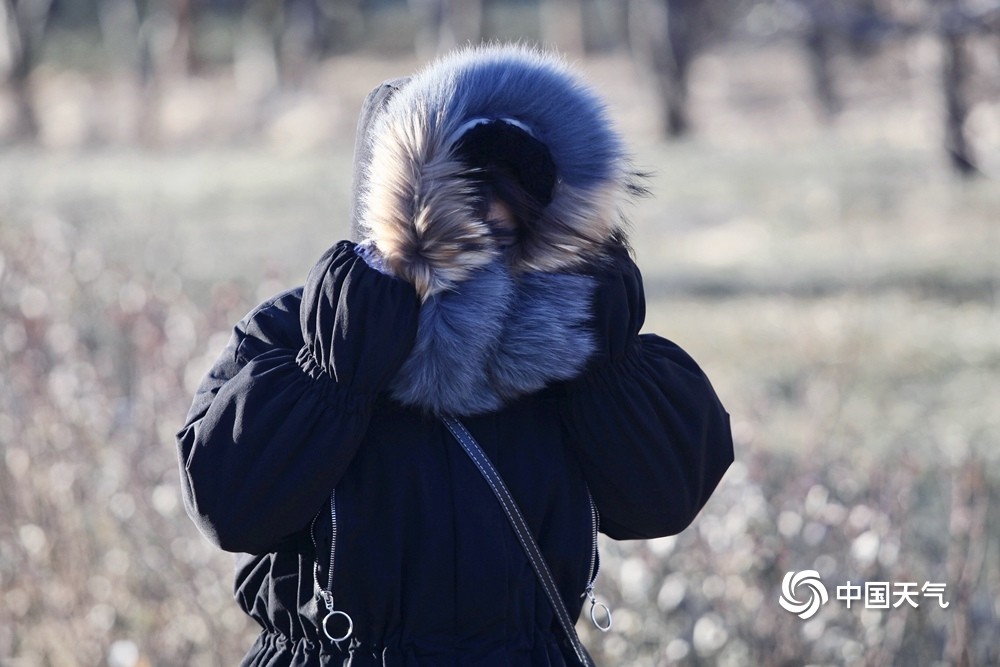 阵风8至9级街拍北京市民大风中艰难出行