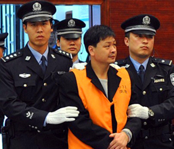 变态恶魔郑民生落网记:白衣天使化身恶魔,冲进小学砍死8人