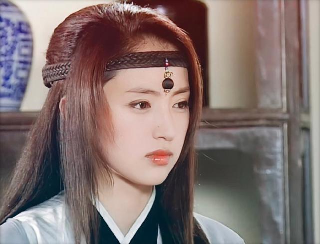早年,她凭借着在古装剧《雪花女神龙《君子好逑《八大豪侠》