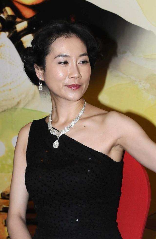 温峥嵘露一半肩膀更显气质,贵妇造型更显高端,感觉真挺美的