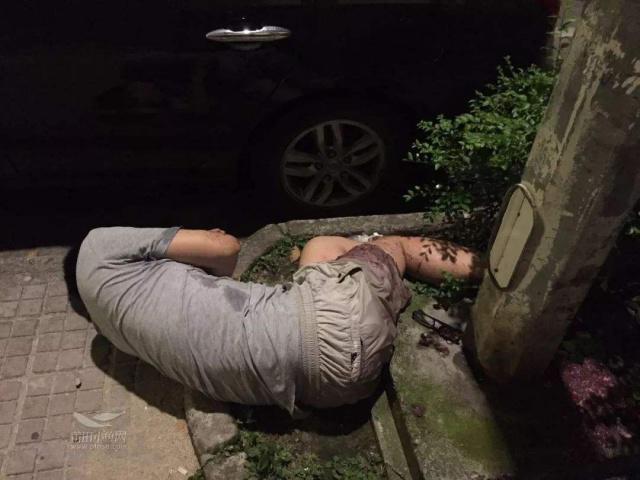 老爸路边醉酒2岁儿子接下来举动太暖心路人现在家长真难带