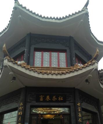 吃喝部分:富春茶社,冶春茶社,趣园茶社,狮子楼,扬州宴等,绝对是淮扬