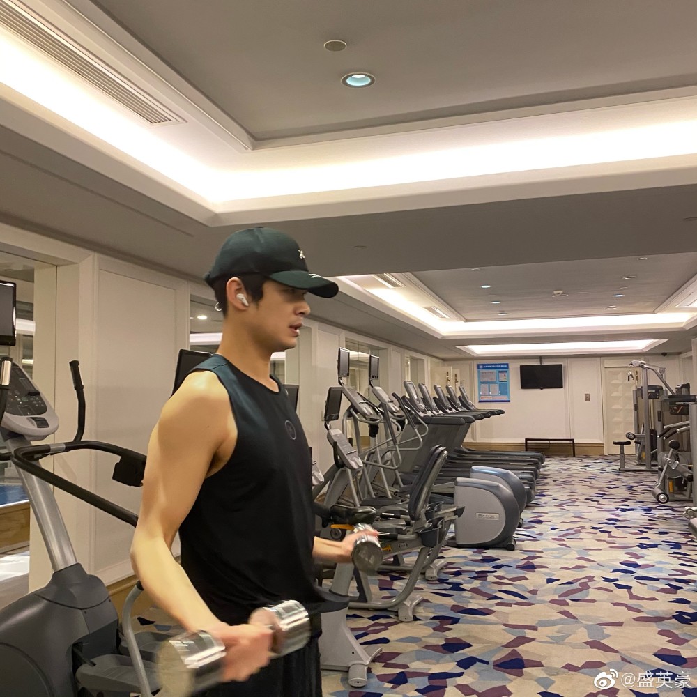 陌上人如玉盛英豪拍戏期间不忘健身保持身材