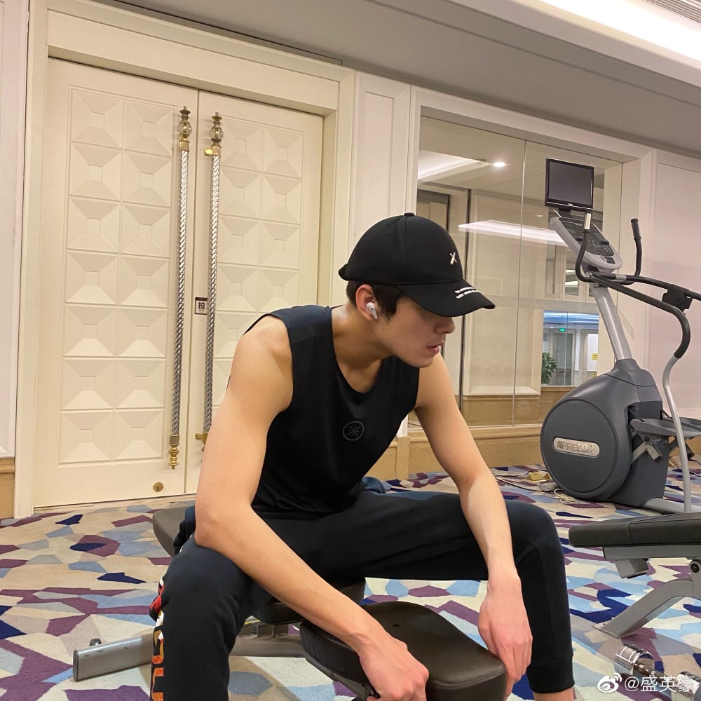 陌上人如玉盛英豪拍戏期间不忘健身保持身材