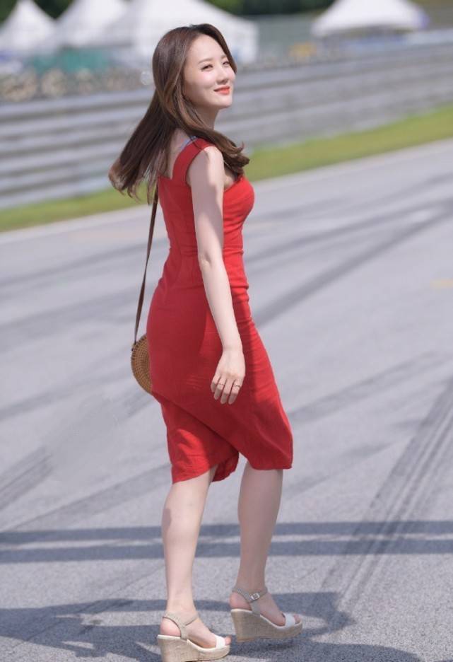 谁说穿大红色就不香了？裙子越“红”，显得自己越有魅力