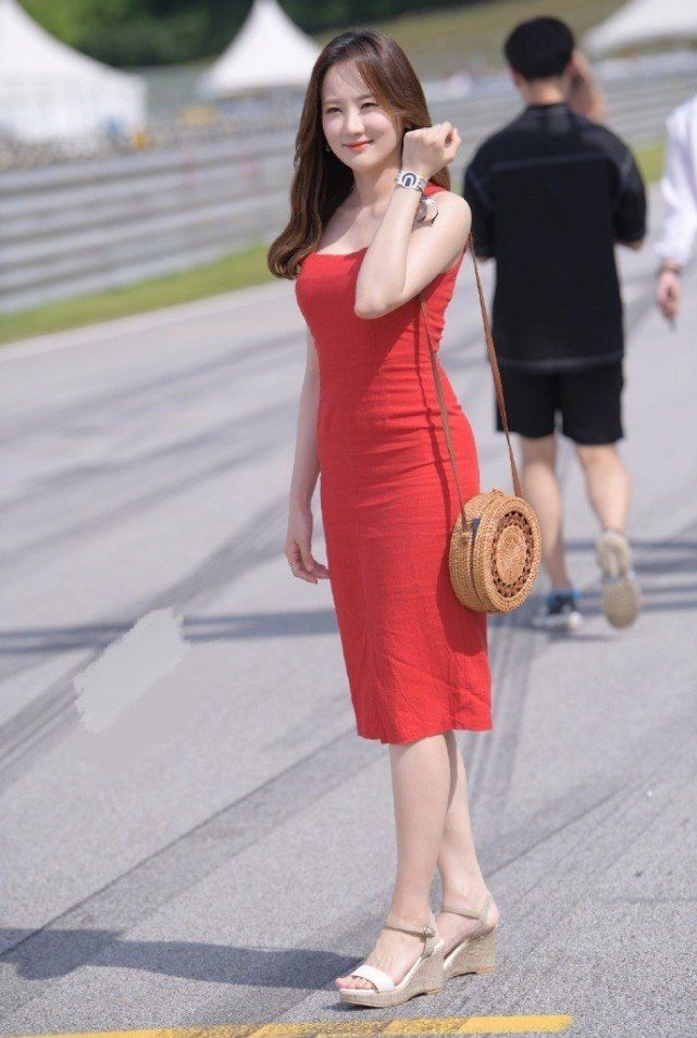 谁说穿大红色就不香了？裙子越“红”，显得自己越有魅力