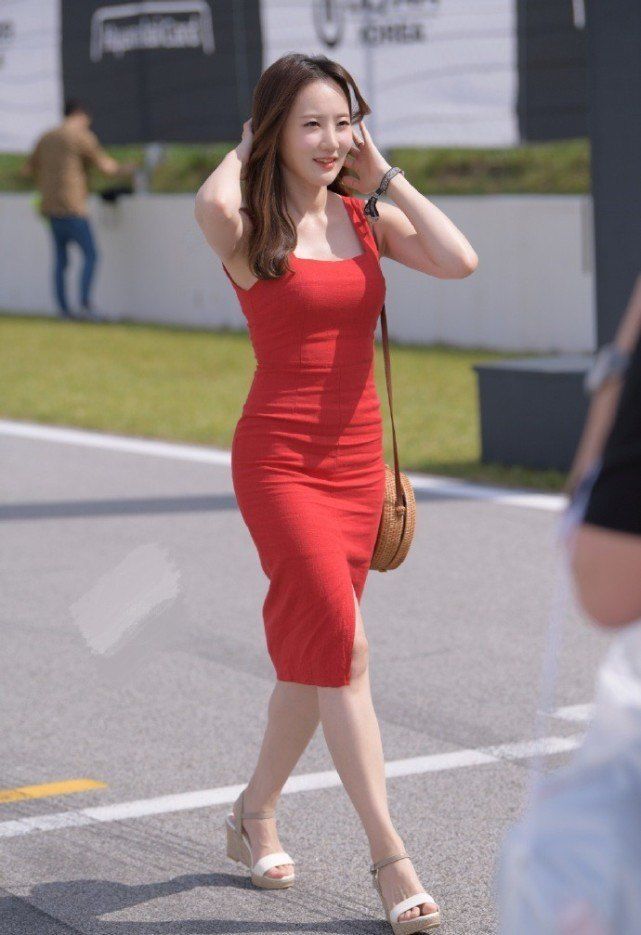 谁说穿大红色就不香了？裙子越“红”，显得自己越有魅力