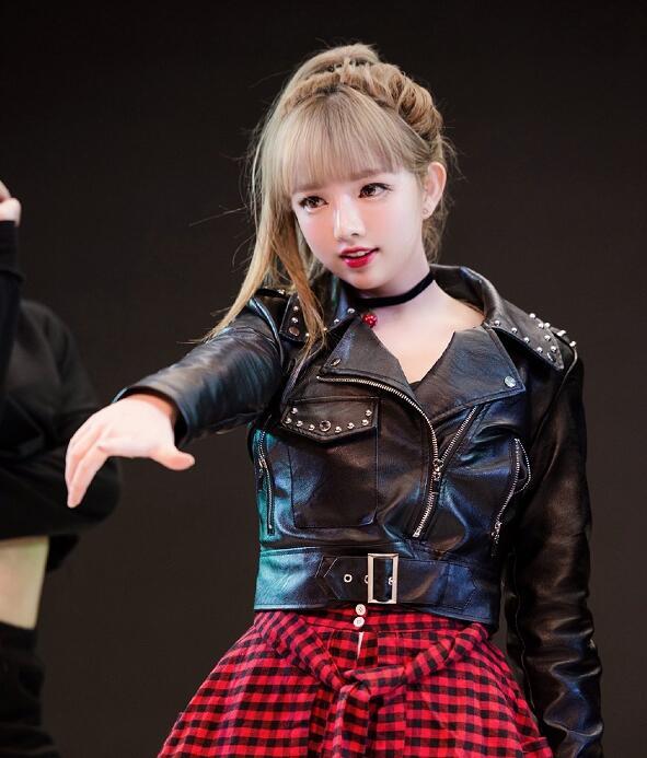 王奕萌跳舞视频又翻车小短腿比教练都粗还不允许粉丝调侃