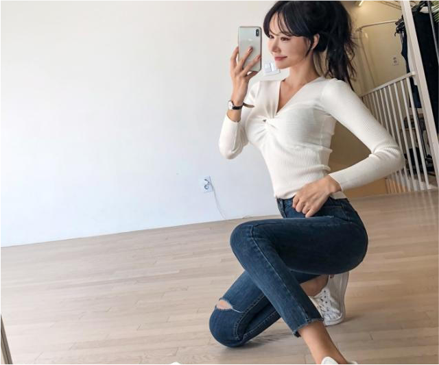 小姐姐搭配牛仔裤，秀出S型曲线，让身形更显轻盈！