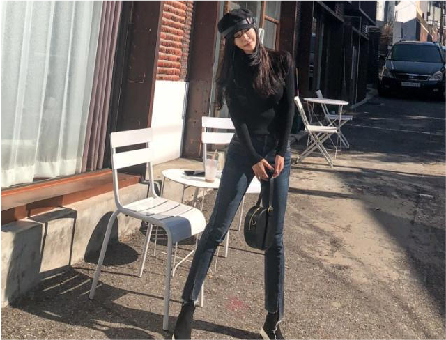 小姐姐搭配牛仔裤，秀出S型曲线，让身形更显轻盈！