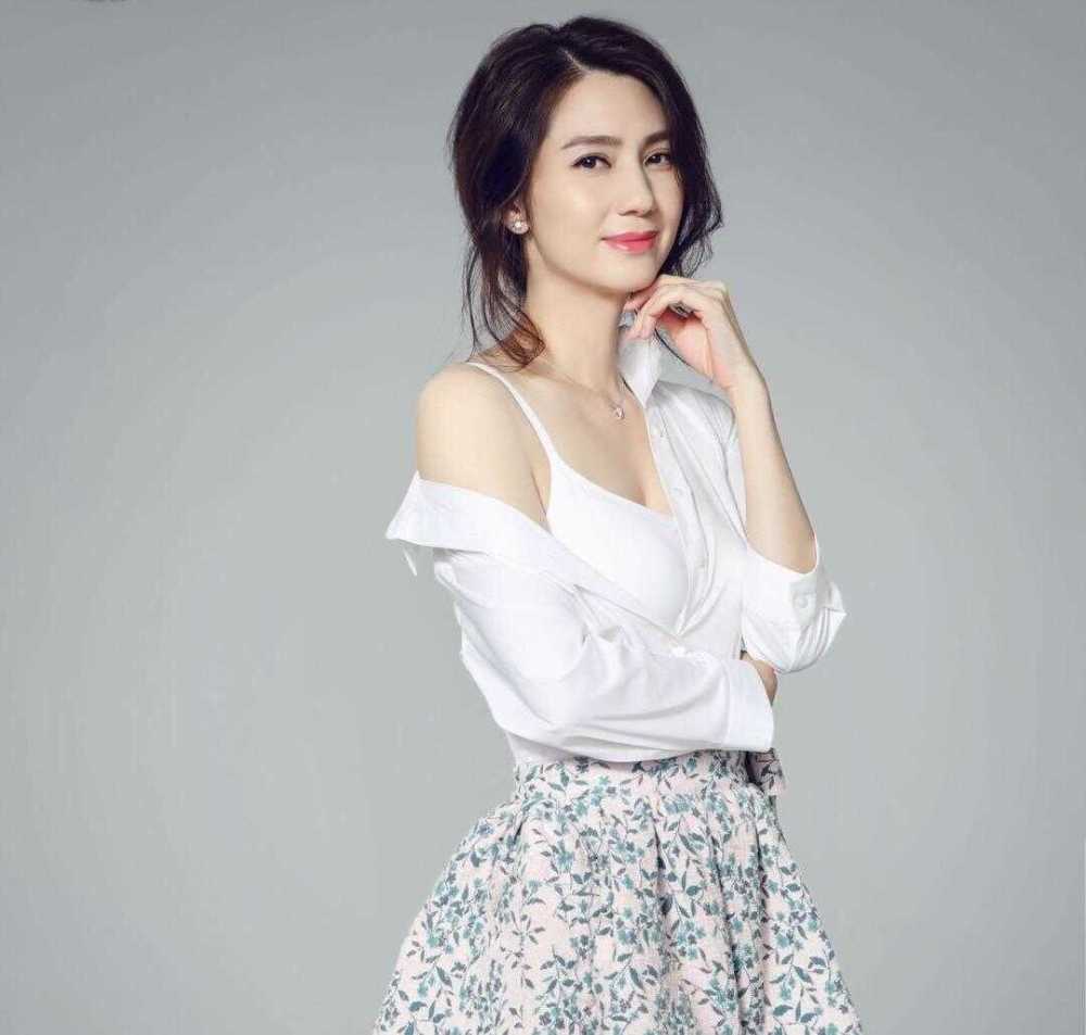 被洪欣美到了穿薄纱连衣裙显现出了甜美气息优雅大方