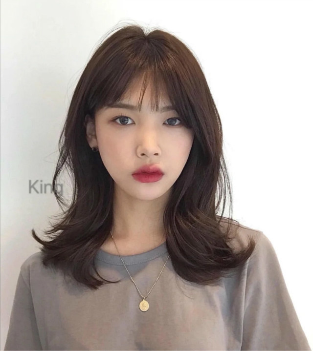 40岁女人头发不要剪太短,过年流行这3款落肩卷,时髦减龄又洋气_腾讯