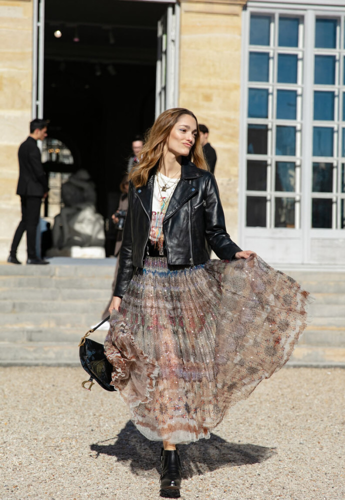 黑色小皮衣是很百搭的,可以和任意颜色的花裙子搭配.