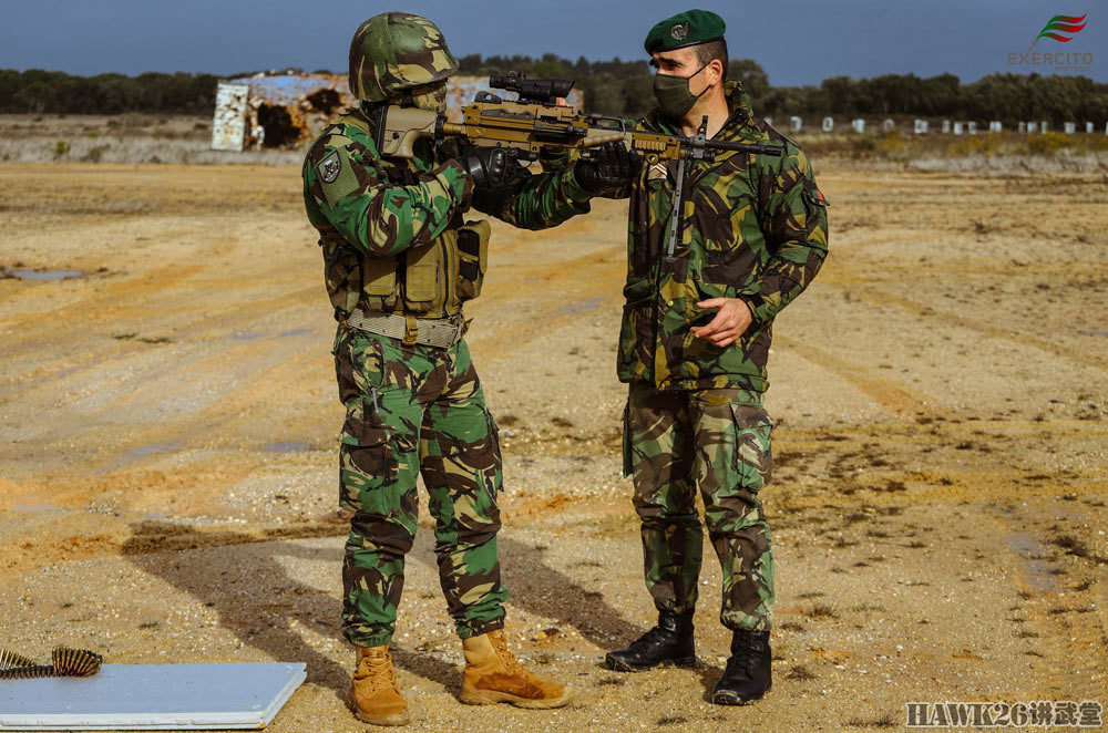 葡萄牙士兵搭乘直升机操纵机枪对地扫射将前往中非执行维和任务