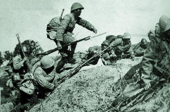 团长说,敌人一个团,我们一个连,不能打?他说:给我一个班,我打