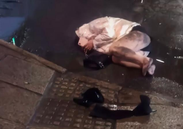 实拍!浙江一年轻女子寒夜醉倒街头,不顾地上积水,埋头痛哭