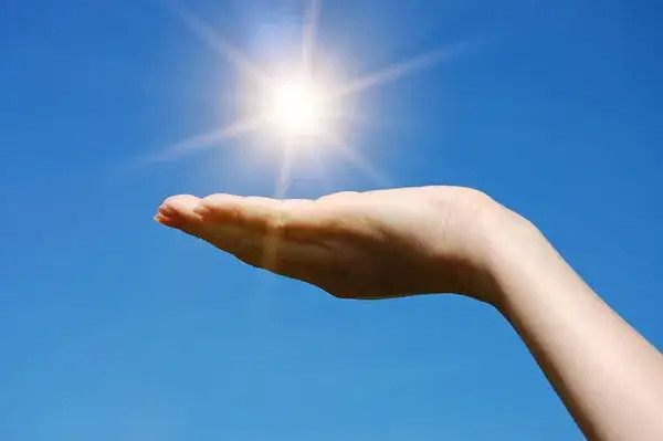 因此, 晒太阳的时间最好选择在上午9时到10时.