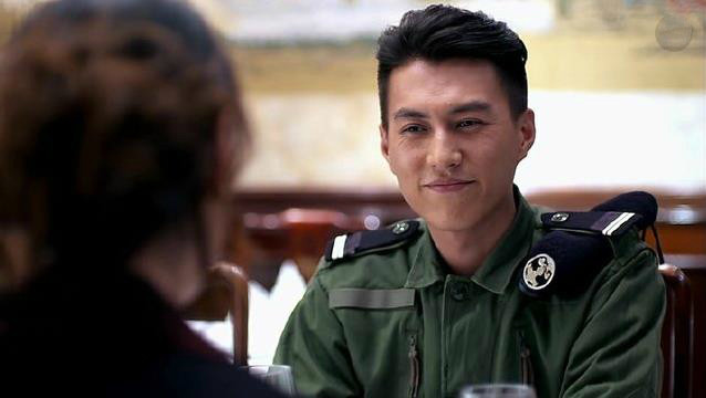 在床上用ipad看《温州一家人》,刚看到靳东饰演的军人黄志雄时,不经