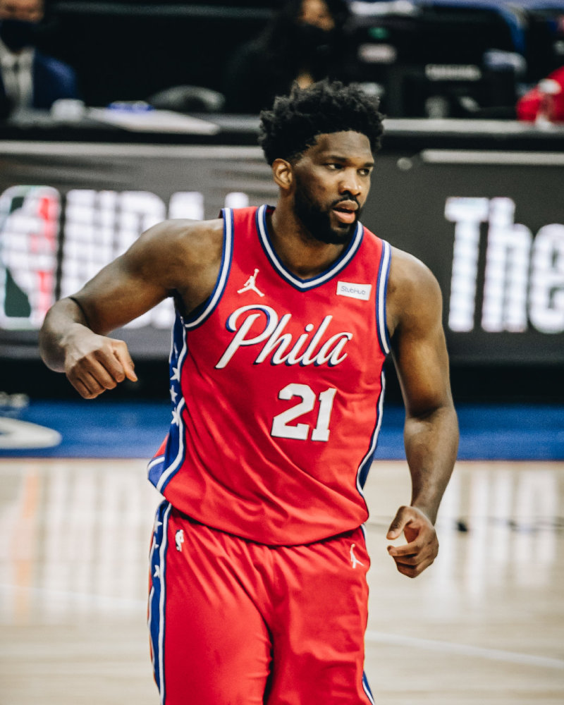 湖人和76人都委屈!詹姆斯讽刺大帝罚球太多,恩比德称詹皇应该被罚下!