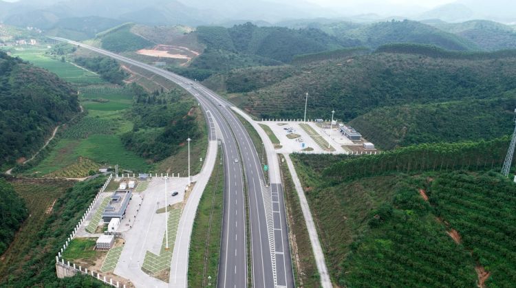 停车位增加7倍广佛肇高速助力春运畅顺出行