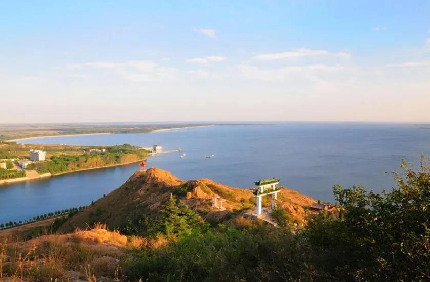 峡山水库山东省最大的水库风景优美物产丰富是个值得一游的好地方