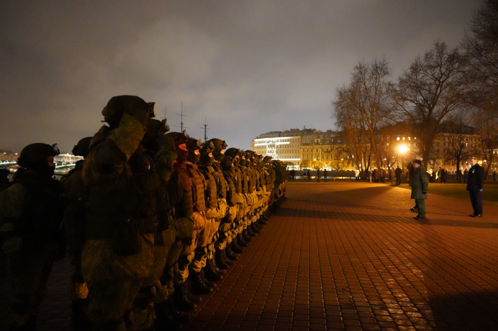 近日,俄罗斯米哈伊洛夫斯基军事炮兵学院的学员们鸣放礼炮,以纪念列宁