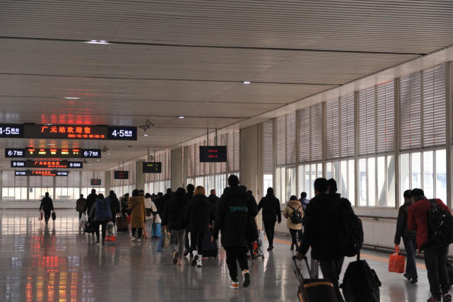 广元车务段严格落实疫情防控措施,在客流量相对较大的广元火车站增加