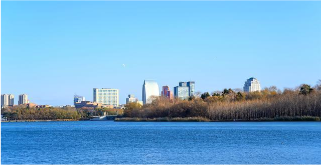 它是仅次于颐和园的全国第二大城市公园,就在长春,风景美如画