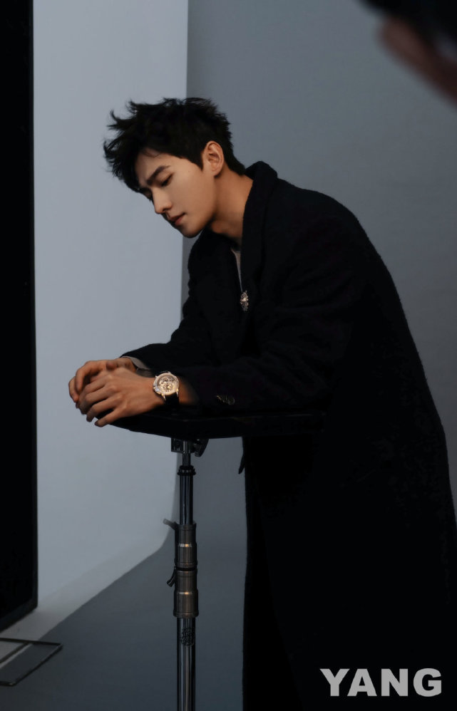 杨洋最新光影侧颜大片帅到人神共愤