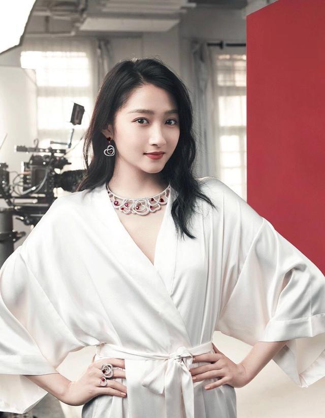 关晓彤开始为珠宝代言,真的长大了!最新造型穿睡衣戴红宝石,美