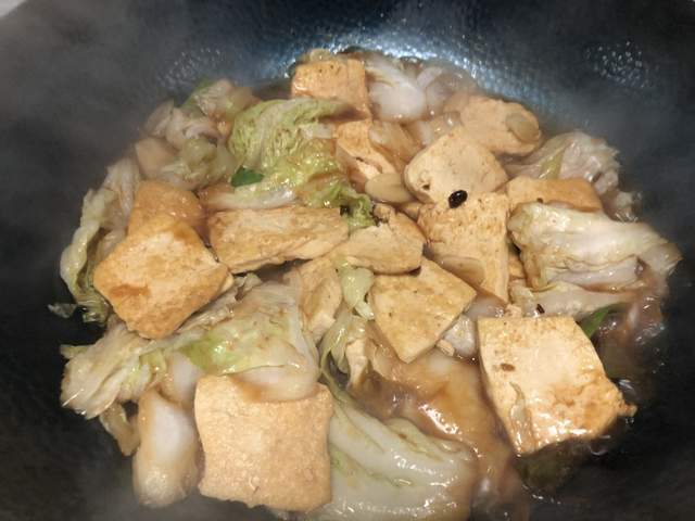 2,做白菜燒豆腐的時候,順序不要搞錯了,要先煎豆腐,然後大火煸炒白菜