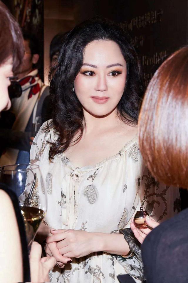 章小蕙胖点更显贵气,穿家居服也难掩曲线美,一脸富态阔太范十足