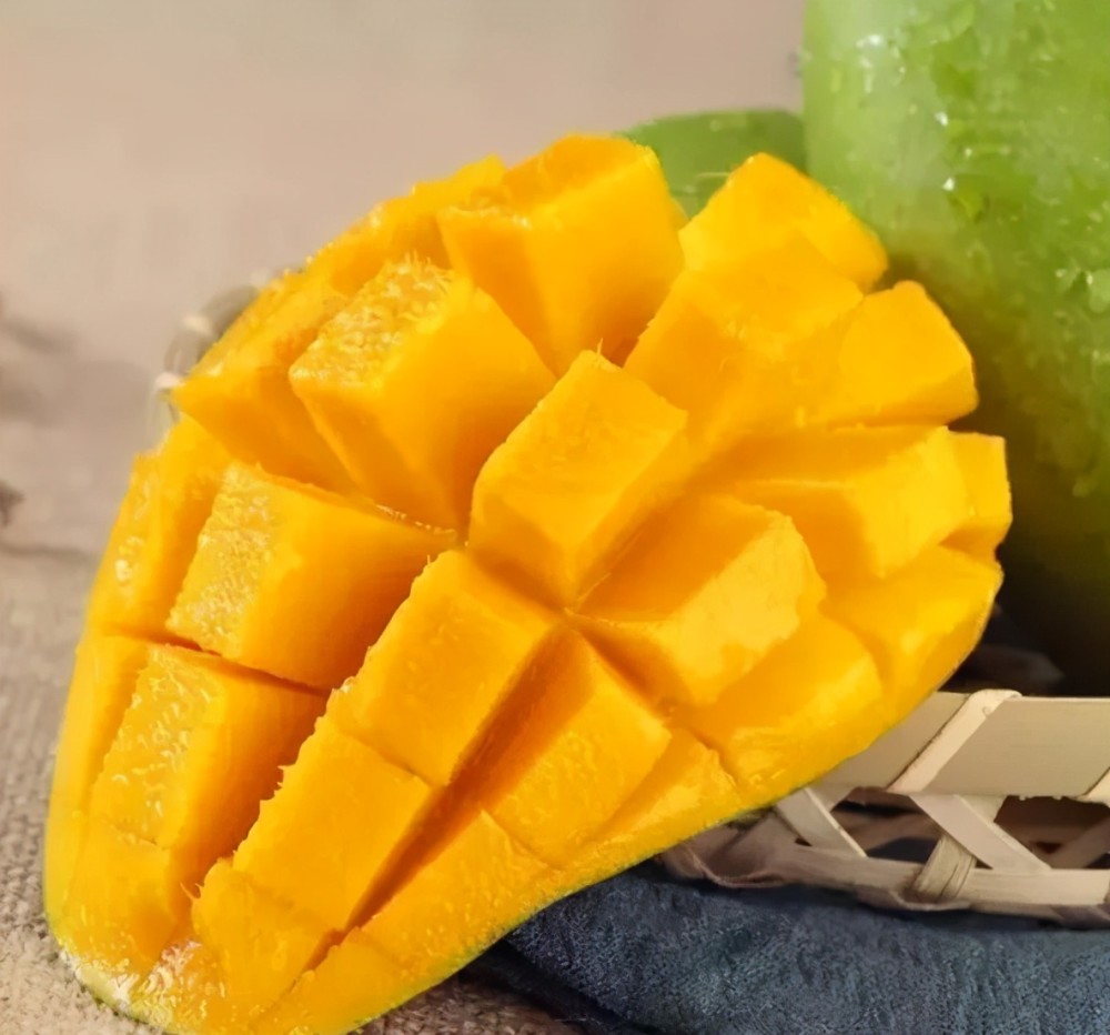 地理优势使得这里的芒果个头较大,青皮薄,果肉厚,汁多核小,一口咬下去