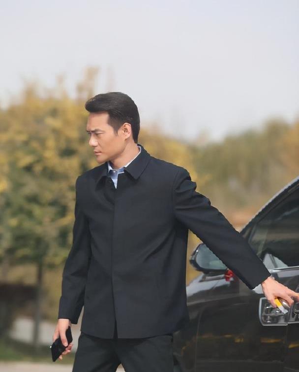 王凯闽宁镇路透一身老干部打扮好有领导视察工作的范儿