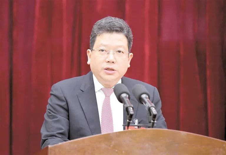 省人大代表,余庆县委副书记,县长王飞说:"省政府工作报告提出,2021年